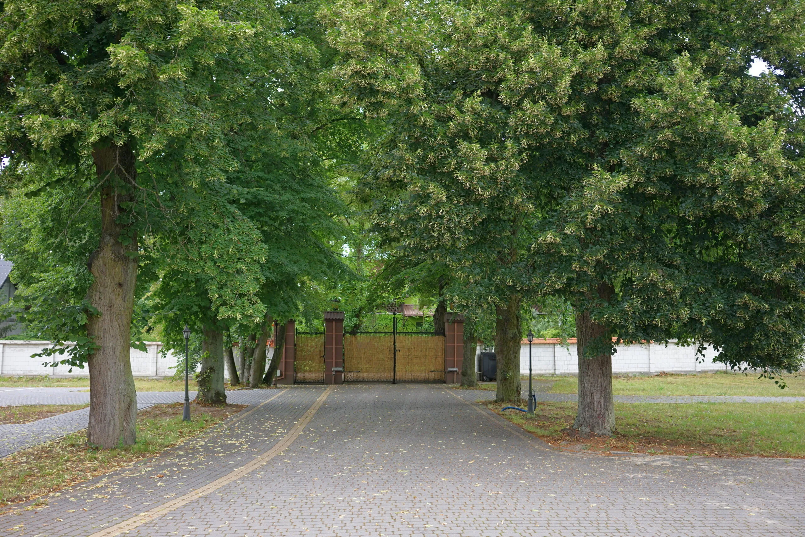 Przestronny parking przy domu opieki