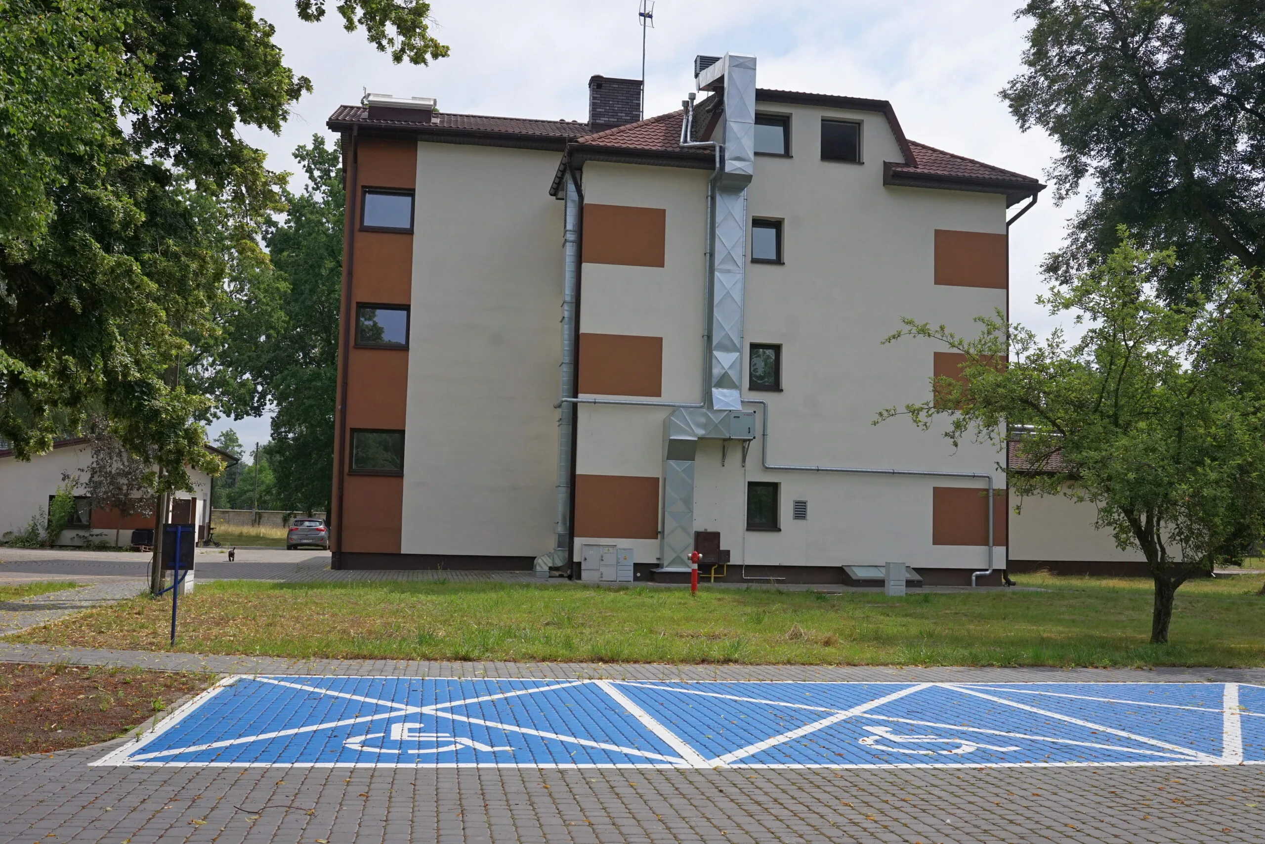 Parking przy budynku